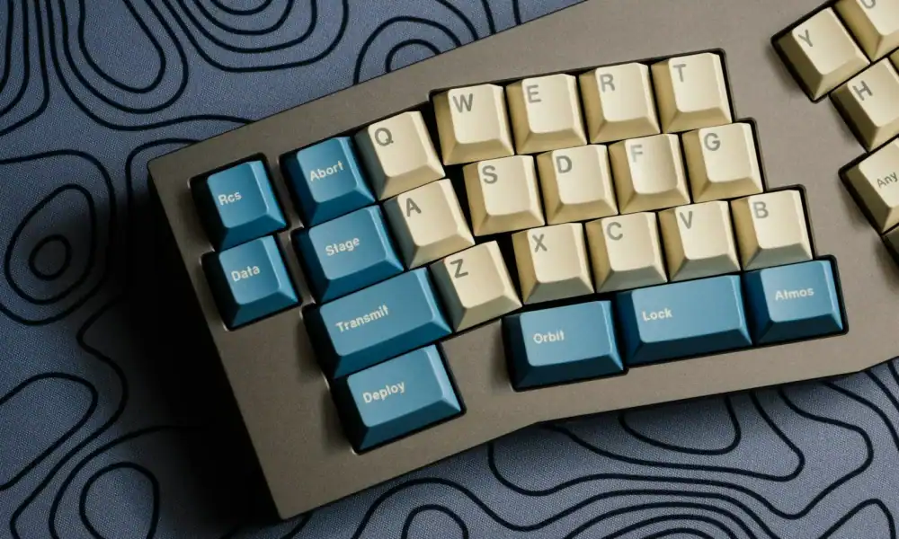 Teclado mecânico com teclas blue e beige para programação e jogos.