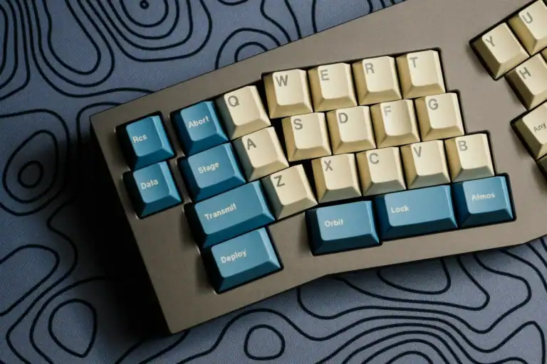 Teclado mecânico com teclas blue e beige para programação e jogos.