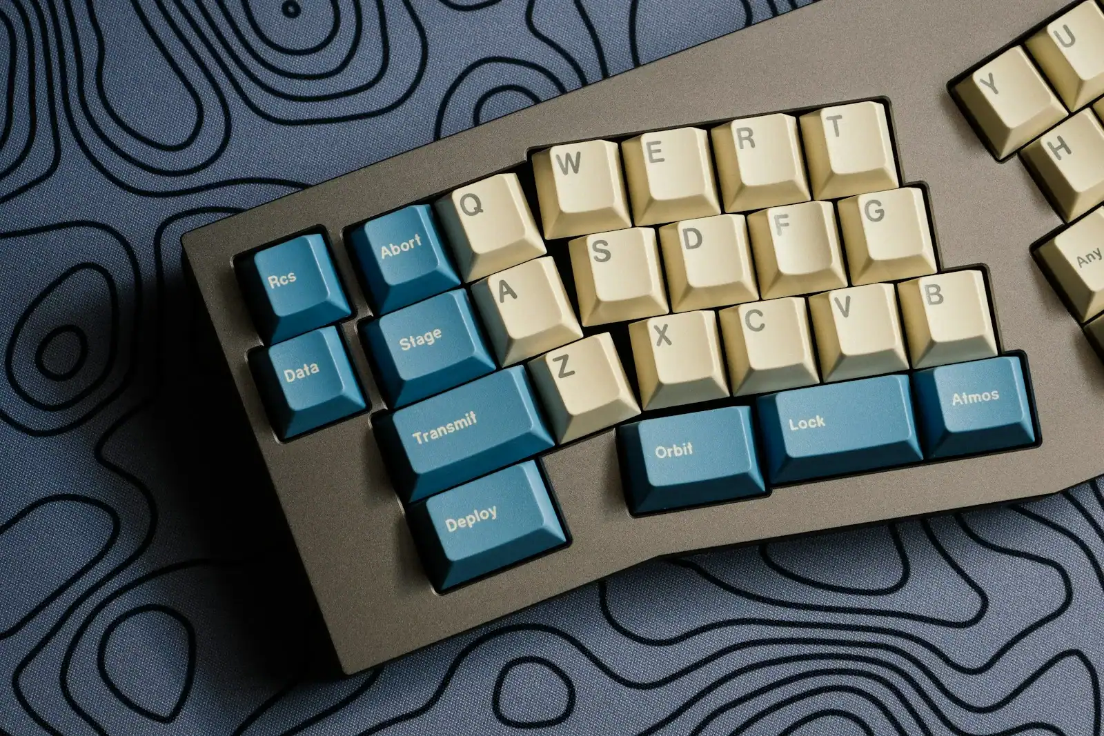Teclado mecânico com teclas blue e beige para programação e jogos.