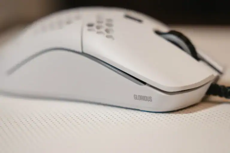 Mouse branco com design moderno e tecnologia avançada.