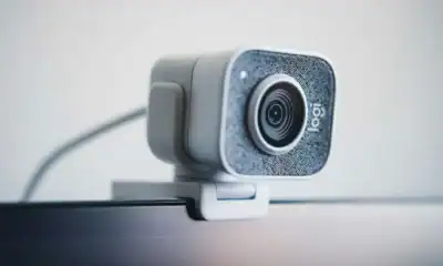 Câmera Logitech logi na mesa, tecnologia de vídeo para streaming e videoconferências.