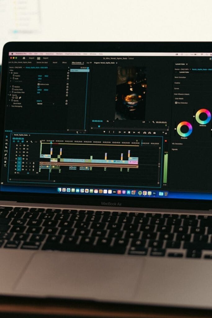 Edição de vídeo com Adobre Premiere em notebook