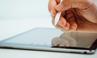 Equipe de pessoa usando caneta stylus no tablet digitalizador.