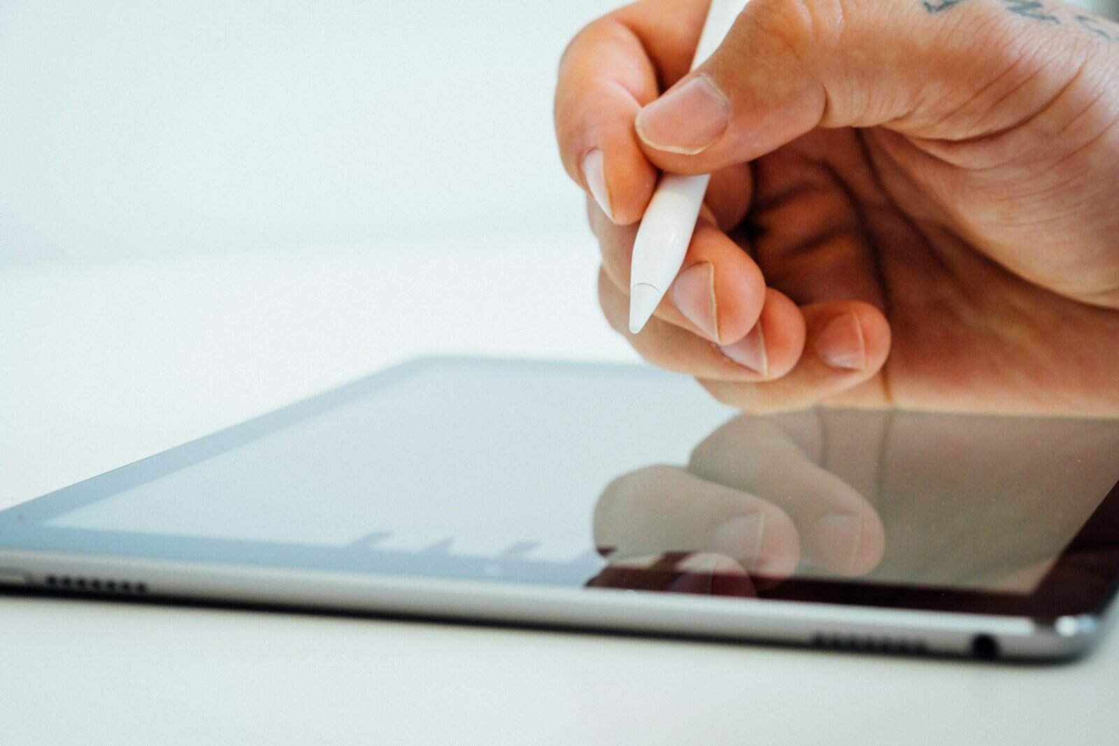 Equipe de pessoa usando caneta stylus no tablet digitalizador.