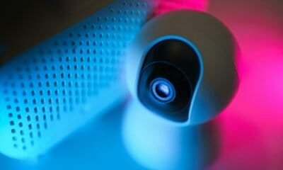 Fio de luz azul e rosa destacando projetor de alta tecnologia com iluminação LED.