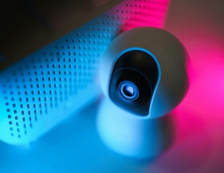 Fio de luz azul e rosa destacando projetor de alta tecnologia com iluminação LED.