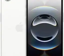 Smartphone iPhone 13 branco com tela ativada e câmera visível.
