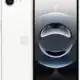 Smartphone iPhone 13 branco com tela ativada e câmera visível.