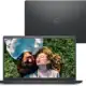 Laptops Dell modernos em uso ao ar livre com duas pessoas felizes deitados na grama.