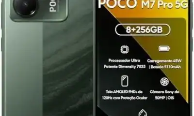 Câmera tripla POCO M7 Pro 5G com flash e detalhes em destaque.