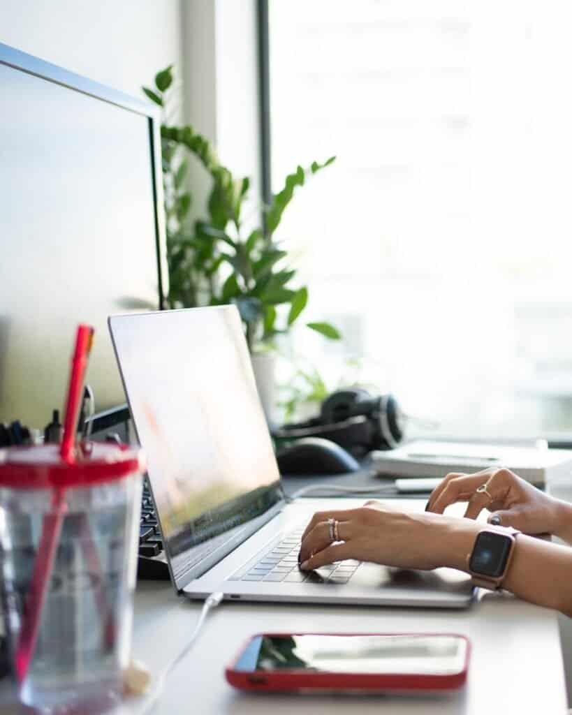 Tecnologia, trabalho remoto, laptop e produtividade em escritório moderno.