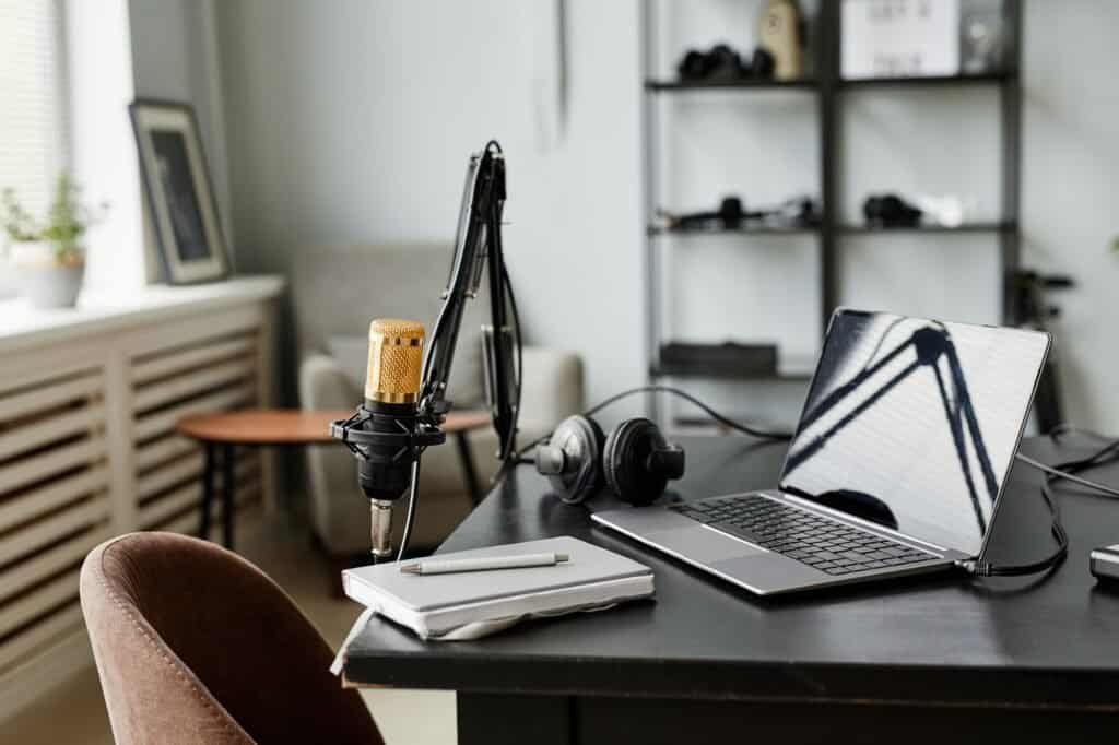 Como montar um estúdio caseiro para podcast e gravação de vídeo: Guia Completo e 15 Dicas Essenciais