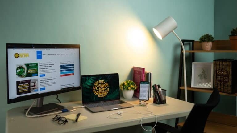 Monitores de computador em um escritório de casa com iluminação adequada.