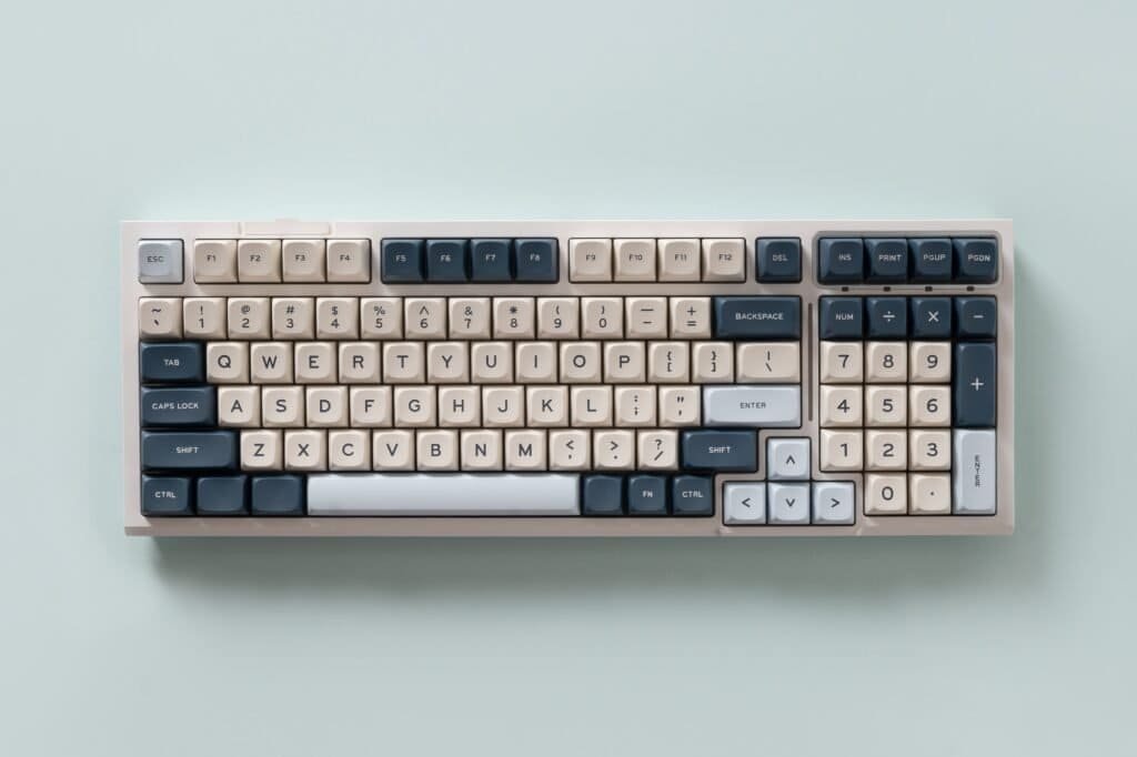 Teclado mecânico com teclas em cores neutras, ideal para tecnologia e computadores.