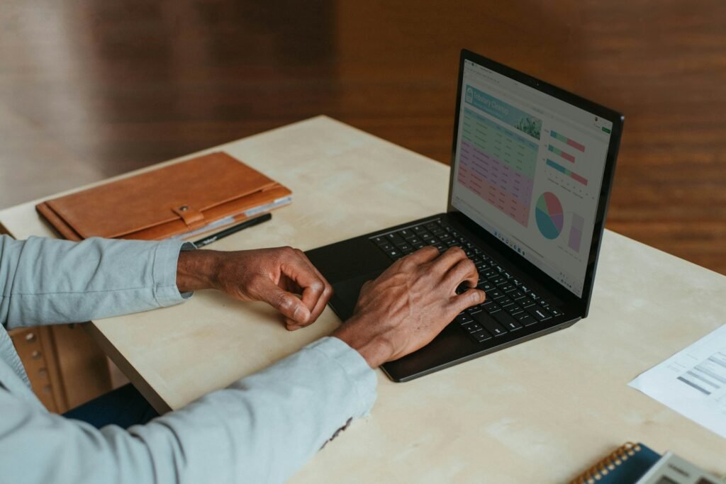 uma pessoa usando um notebook, 5 aparelhos para facilitar seu home office