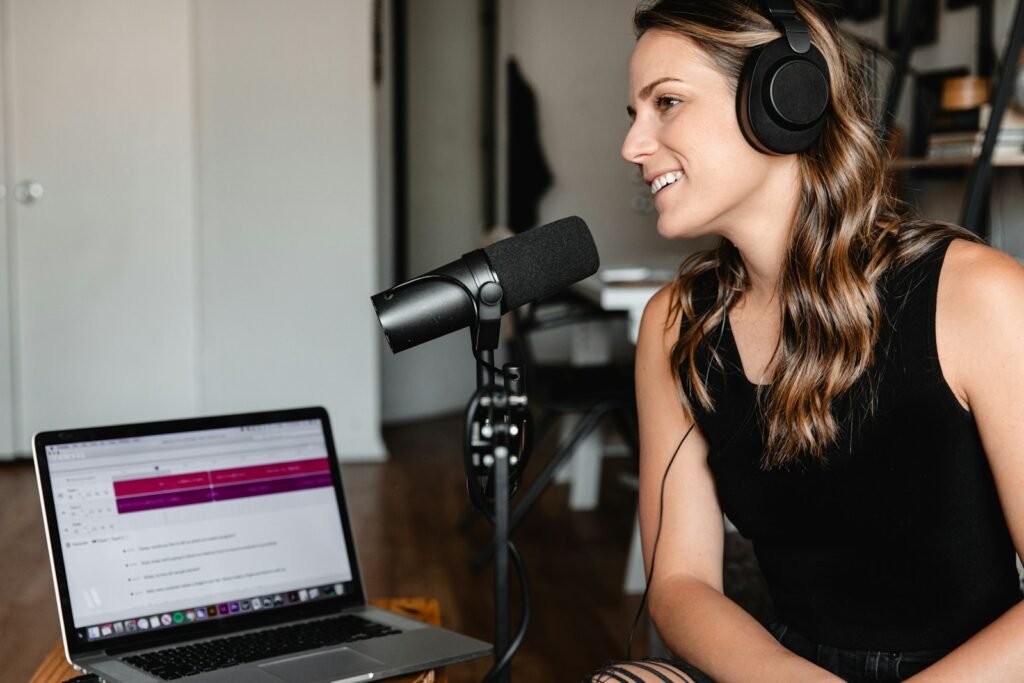mulher falando em um microfone profissional gravando podcast