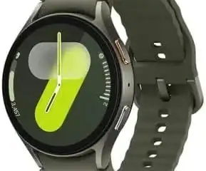 Smartwatch esportivo com tela digital colorida, ideal para atividades físicas e saúde.
