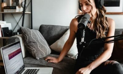 Microfone profissional para gravações de podcast, ideal para estudantes e creators de conteúdo.
