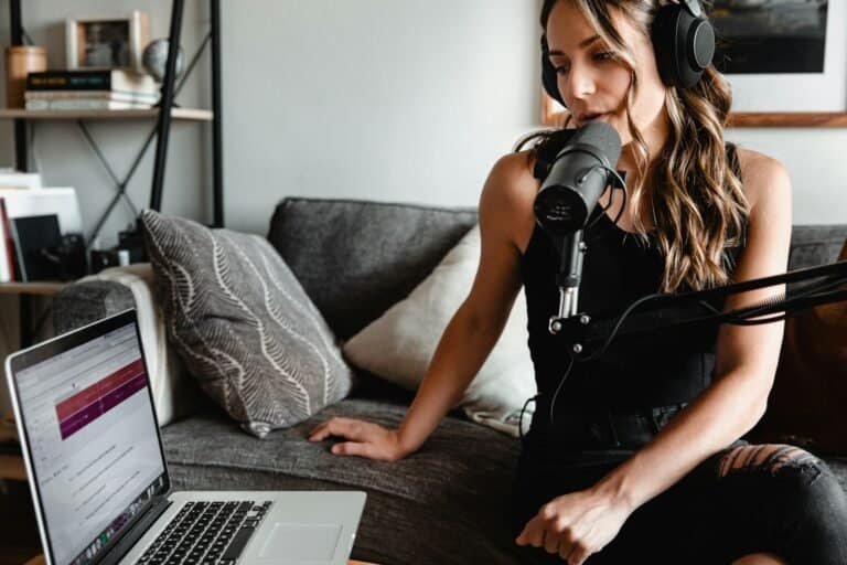 Microfone profissional para gravações de podcast, ideal para estudantes e creators de conteúdo.
