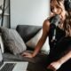 Microfone profissional para gravações de podcast, ideal para estudantes e creators de conteúdo.