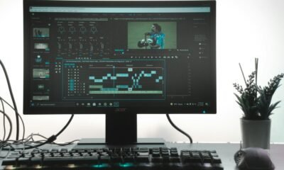 ÁREA de edição de vídeo em computador com software de edição de áudio e vídeo.