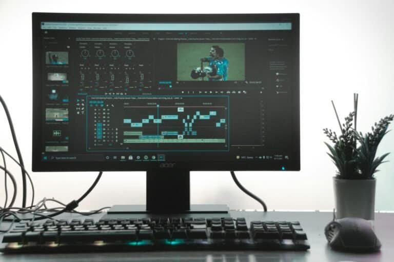 ÁREA de edição de vídeo em computador com software de edição de áudio e vídeo.