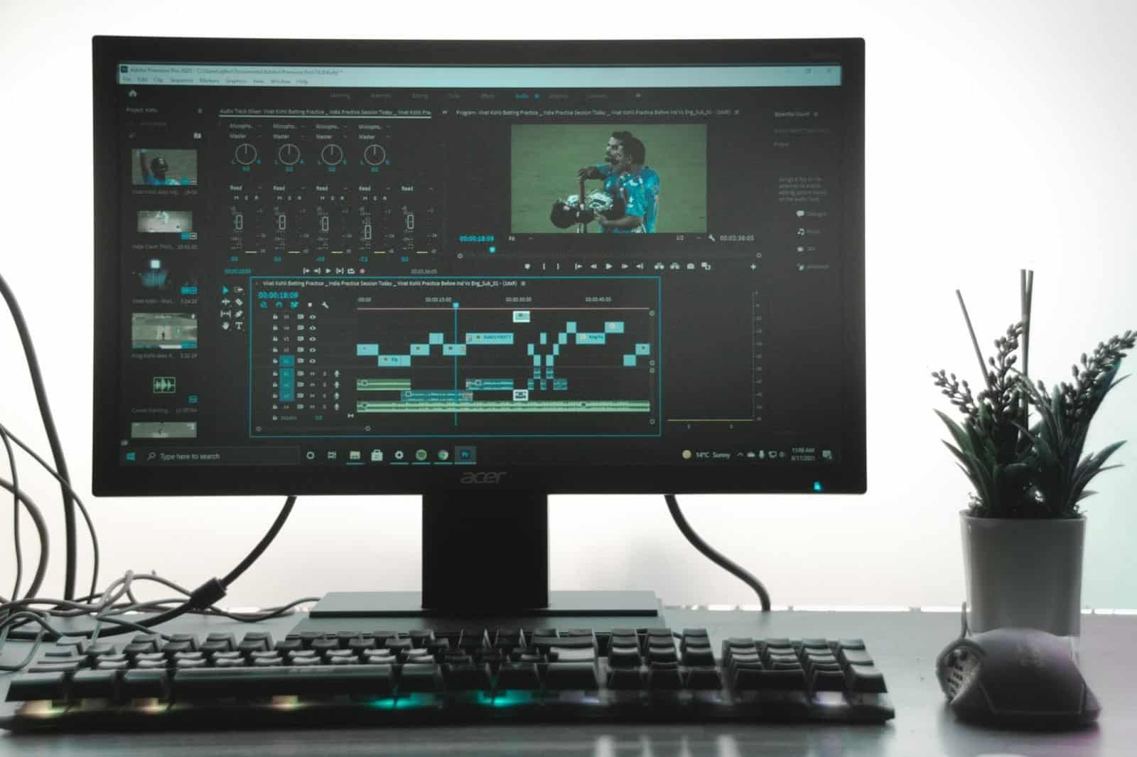 ÁREA de edição de vídeo em computador com software de edição de áudio e vídeo.