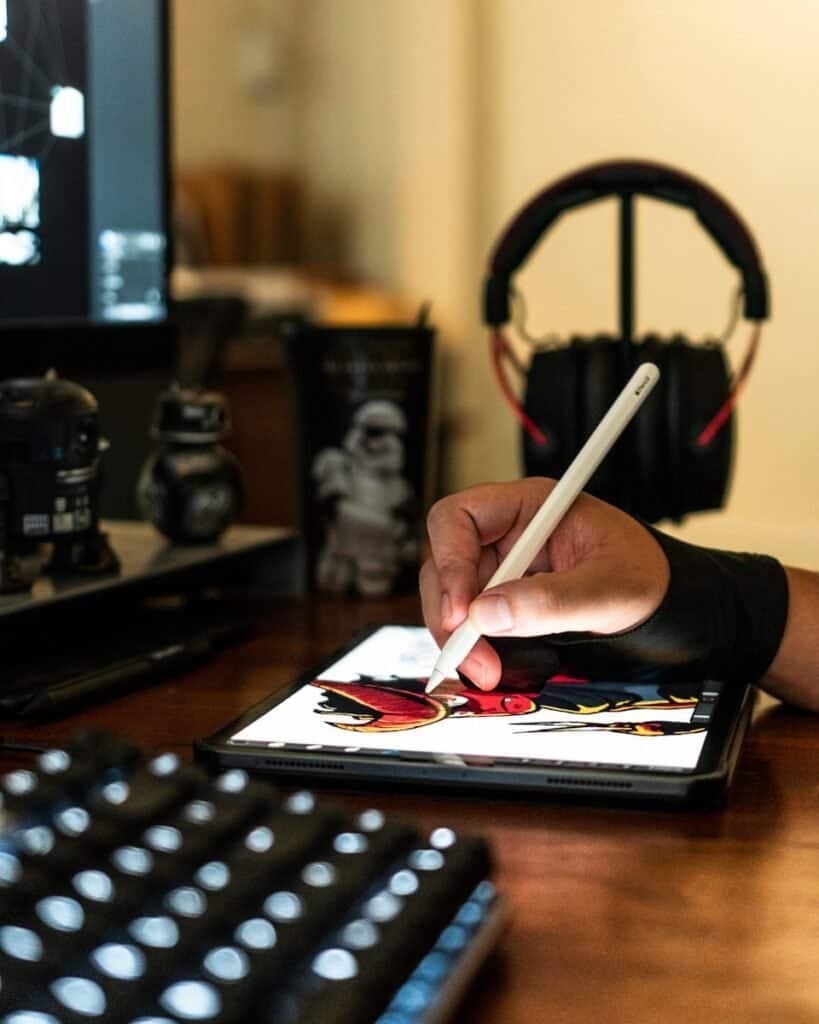 Digital art tablet com caneta stylus, produtividade criativa e tecnologia para designers e artistas.