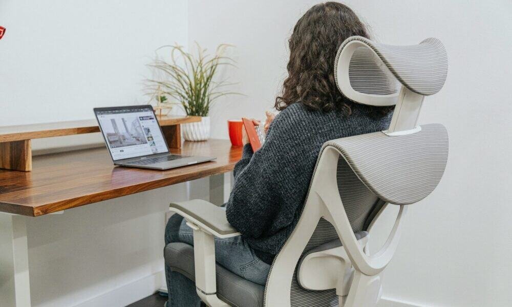 Cadeira ergonômica de escritório com suporte ajustável para postura correta.