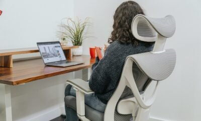 Cadeira ergonômica de escritório com suporte ajustável para postura correta.