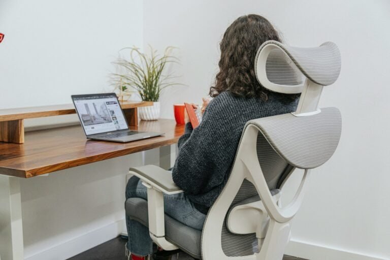 Cadeira ergonômica de escritório com suporte ajustável para postura correta.