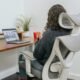 Cadeira ergonômica de escritório com suporte ajustável para postura correta.