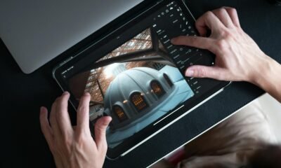 Fotografia de uma pessoa editando uma imagem em tablet com aplicativo de edição de fotos, mostrando ajustes de luz e contraste.