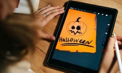 Desenho de abóbora de Halloween em tablet com tema assustador e divertido, ideal para festas e decorações de Halloween.