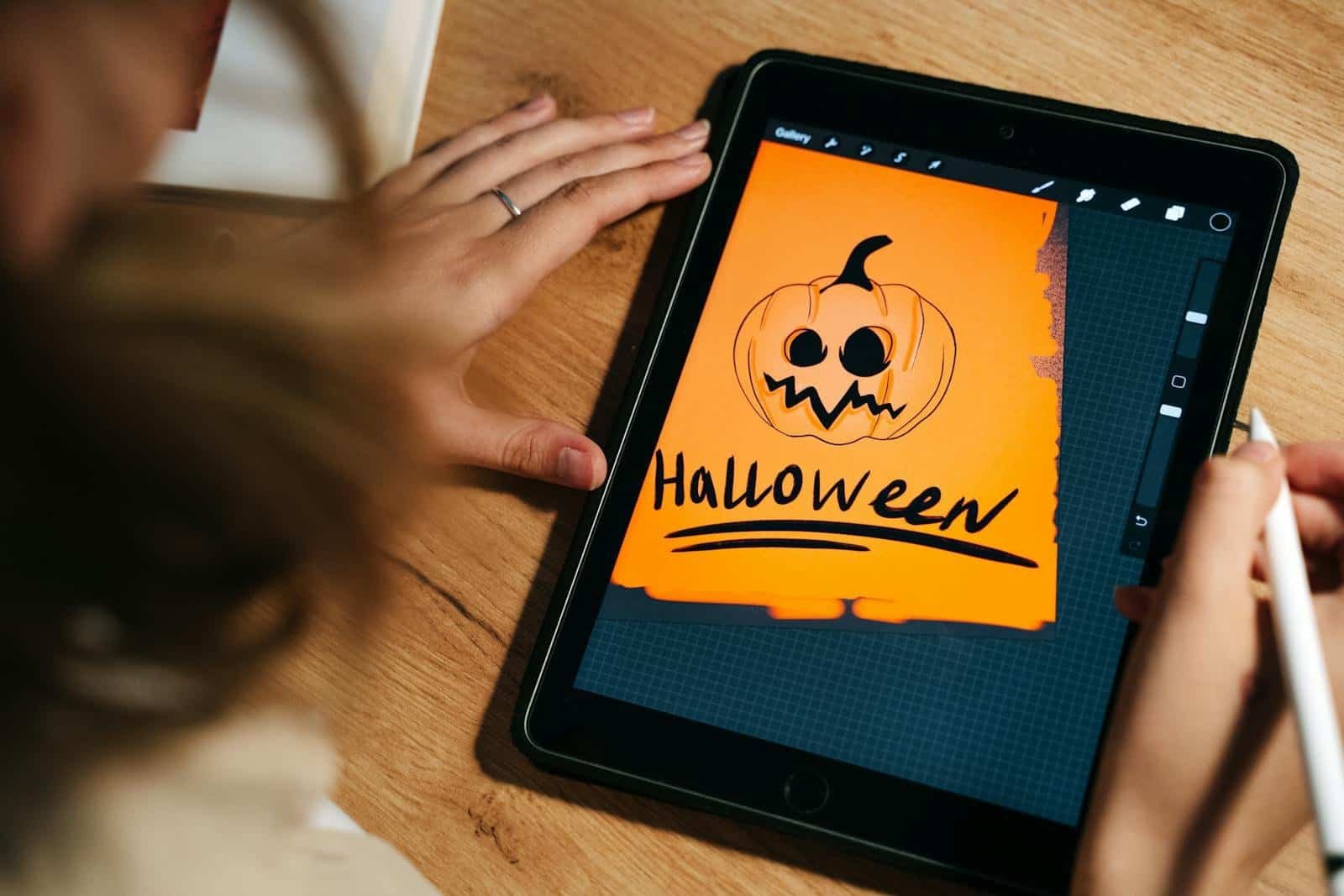 Desenho de abóbora de Halloween em tablet com tema assustador e divertido, ideal para festas e decorações de Halloween.