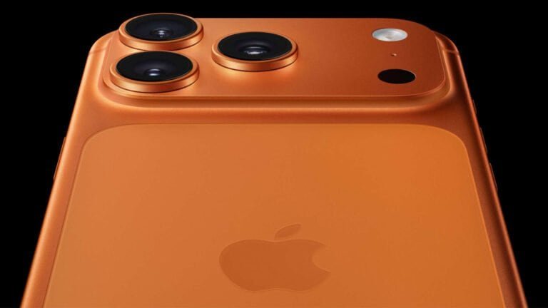 Câmera tripla do iPhone na cor laranja com design avançado e tecnologia de ponta.