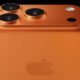Câmera tripla do iPhone na cor laranja com design avançado e tecnologia de ponta.
