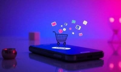 Roteiro de compras online, ícones de aplicativos de tecnologia, carrinho de compras digital, smartphone com aplicativos flutuantes, aprendizado de compras em e-commerce relevante.