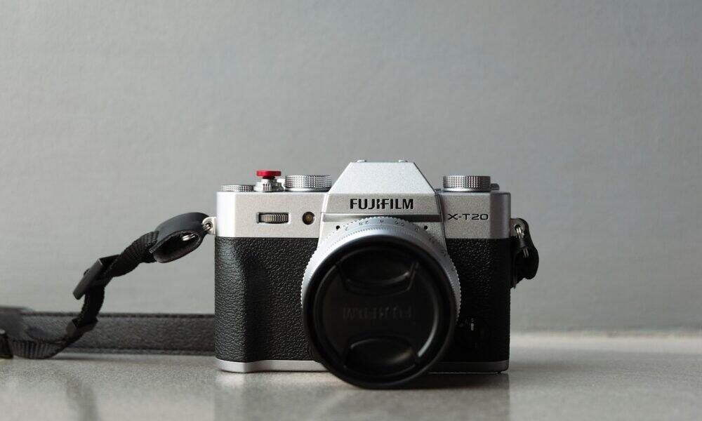 Câmera Fujifilm X-T20 moderna para fotografia e vídeo de alta qualidade.