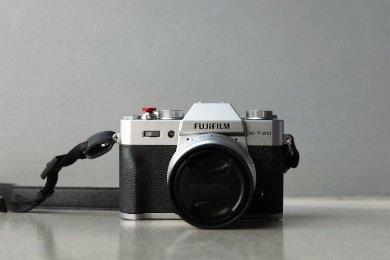 Câmera Fujifilm X-T20 moderna para fotografia e vídeo de alta qualidade.