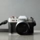 Câmera Fujifilm X-T20 moderna para fotografia e vídeo de alta qualidade.