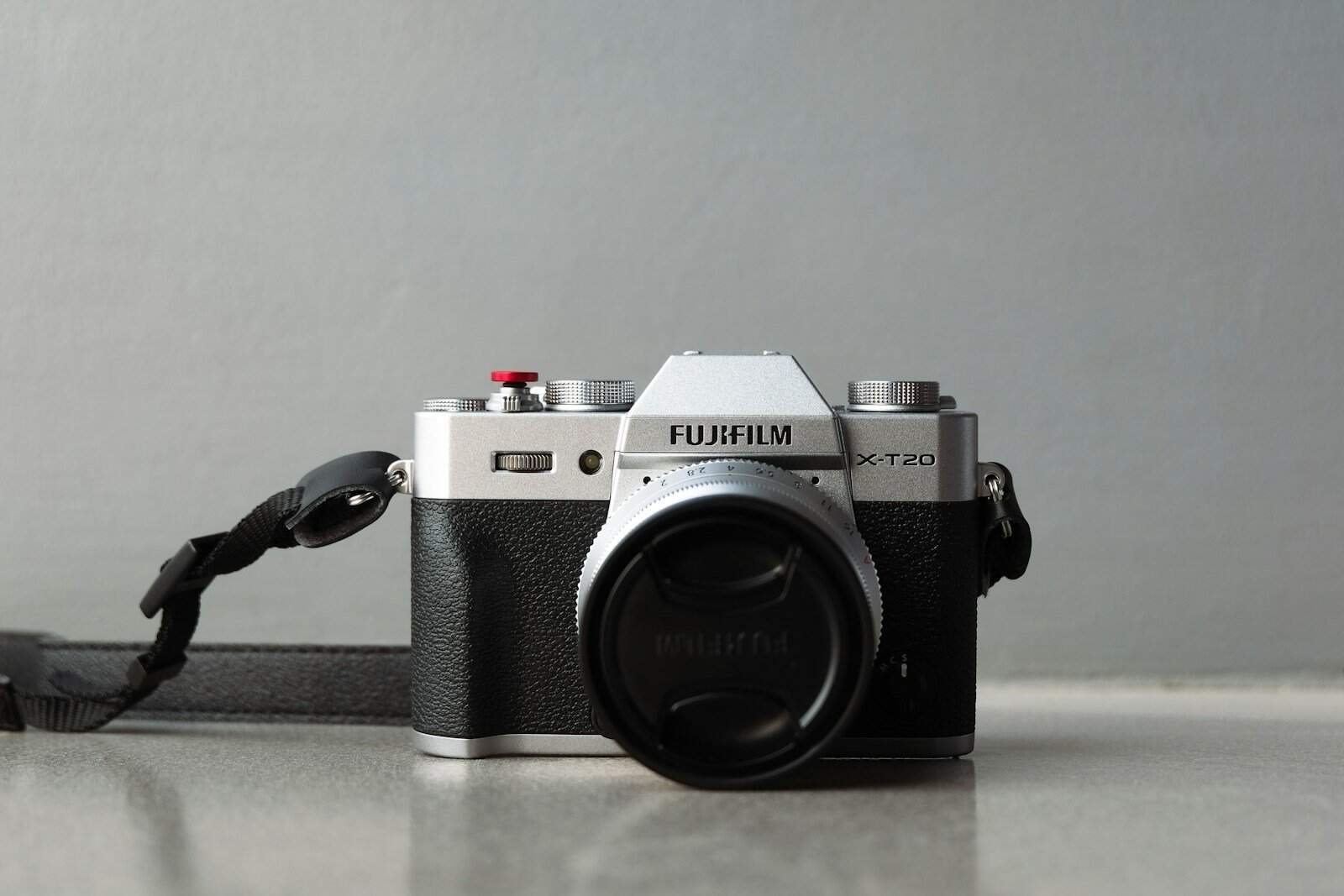 Câmera Fujifilm X-T20 moderna para fotografia e vídeo de alta qualidade.