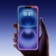 Smartphone com tela de alta tecnologia e design moderno.
