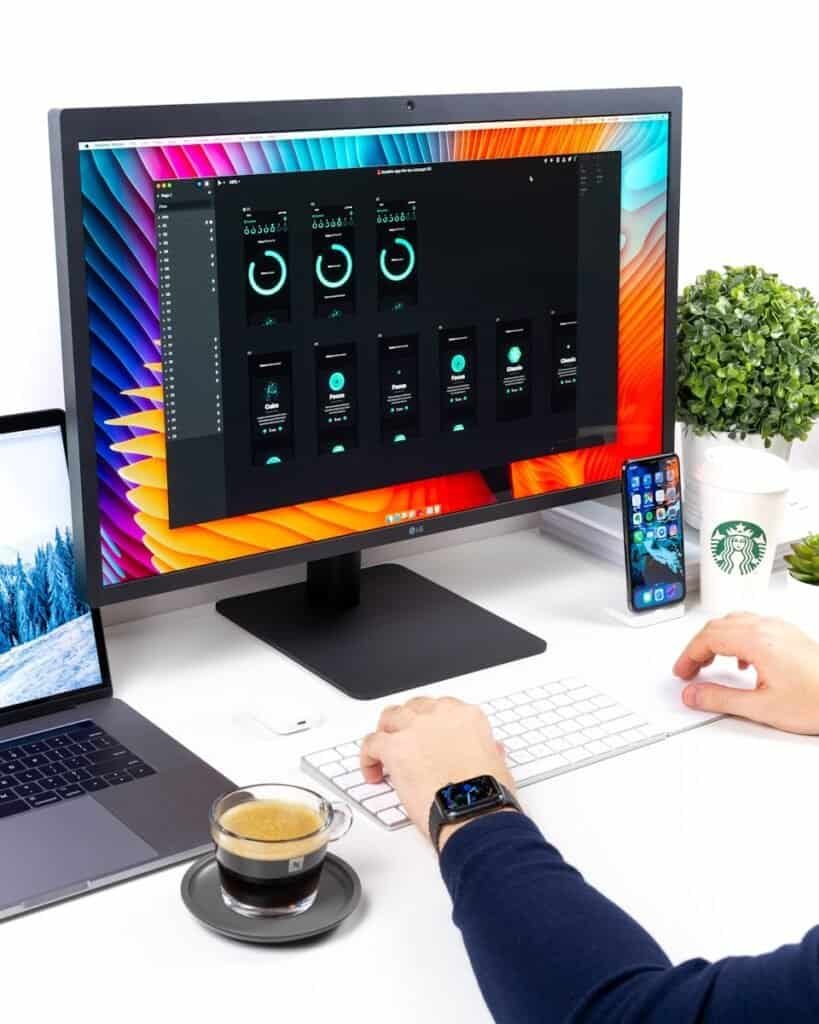 Ferramenta de edição de fotos no computador, tecnologia de design gráfico, software de edição de imagem, ferramentes criativas para edição digital.