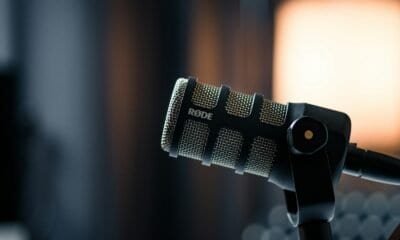 Microfone RODE para gravação de áudio profissional em estúdio ou podcast.