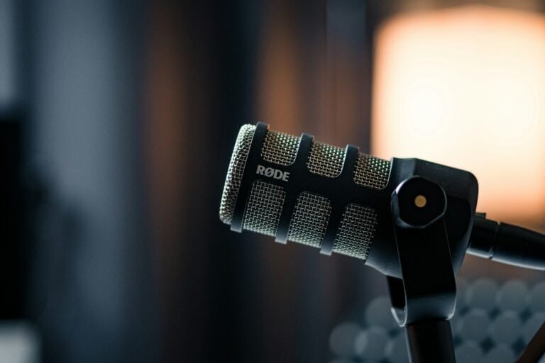 Microfone RODE para gravação de áudio profissional em estúdio ou podcast.