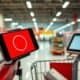 Smartphone com tela de pagamento no supermercado.