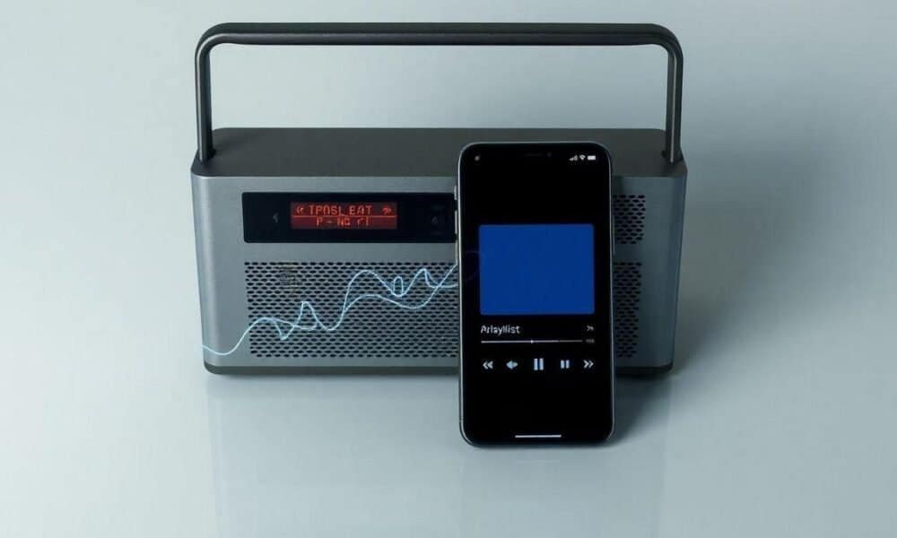 Radio portátil com smartphone e microfone, tecnologia de som e comunicação moderna.