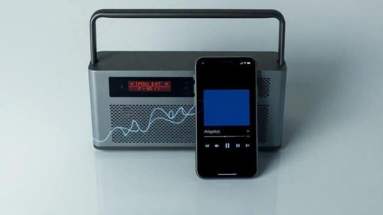 Radio portátil com smartphone e microfone, tecnologia de som e comunicação moderna.