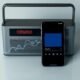 Radio portátil com smartphone e microfone, tecnologia de som e comunicação moderna.